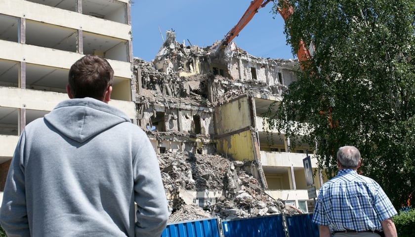 Cuprum na pl. Jana Pawła II. 26 maja 2015 r., po biurowcu została kupa gruzu. Rozbiórka trwała od końca kwietnia ? w lipcu 2015 r. nie było już po nim śladu.