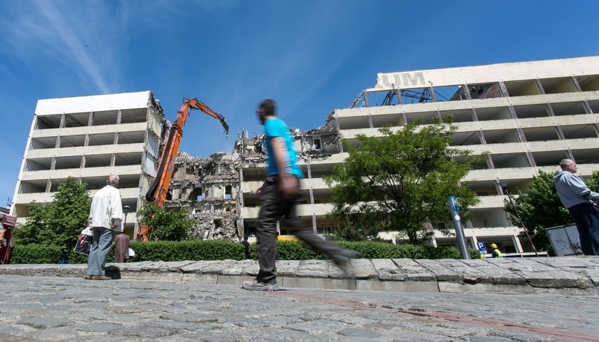 Cuprum na pl. Jana Pawła II. 26 maja 2015 r., po biurowcu została kupa gruzu. Rozbiórka trwała od końca kwietnia ? w lipcu 2015 r. nie było już po nim śladu.