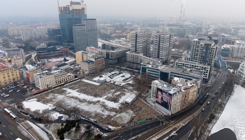 Skanska, właściciel działki na pl. Jana Pawła II z pozwoleniem na budowę, 4 luty 2026 r.