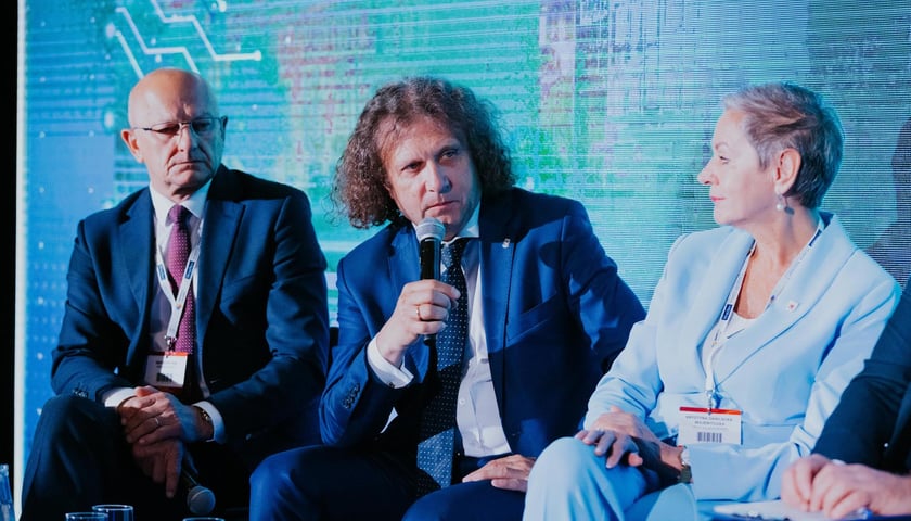 Powiększ obraz: Smart City Forum 2023. Na zdjęciu w środku - Jacek Karnowski, prezydent Sopotu