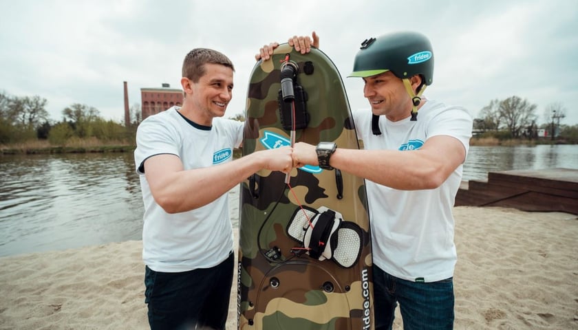 Deska surfingowa z napędem elektrycznym.