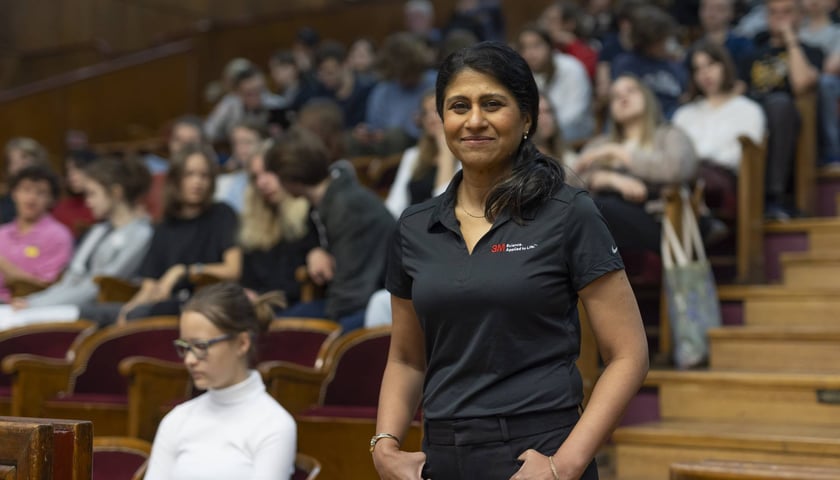 Dr Jayshree Seth, ambasadorka nauki z firmy 3M, podczas wykładu dla wrocławskiej młodzieży