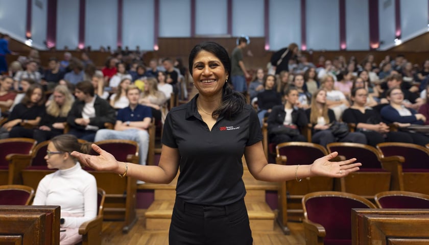 Dr Jayshree Seth, ambasadorka nauki z firmy 3M, podczas wykładu dla wrocławskiej młodzieży