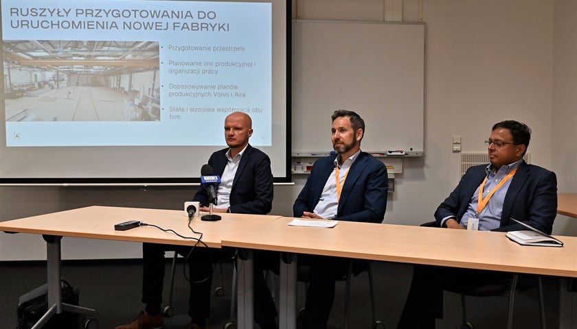 Przedstawiciele nowego wrocławskiego inwestora - firmy Aira: od lewej Tomasz Wcisło, dyrektor fabryki, prezes Martin Lewerth, członek zarządu Peter Prem. 