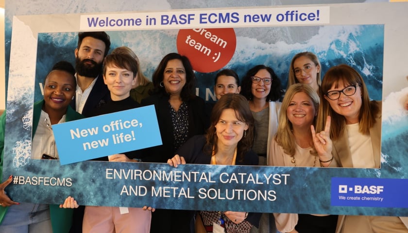 Kobiety i mężczyźni na otwarciu biura BASF Environmental Catalyst and Metal Solutions 
