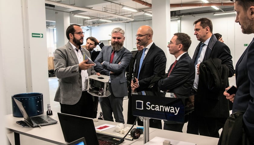 Pierwszą polską kosmiczną wiertarką mieli okazję zobaczyć m.in.: dr Michał Kurtyka, wiceminister energii i Maciej Bluj, wiceprezydent Wrocławia