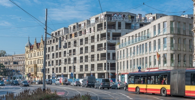 Betonowa konstrukcja przy ul. Drobnera zamieni się w nowoczesny apartamentowiec