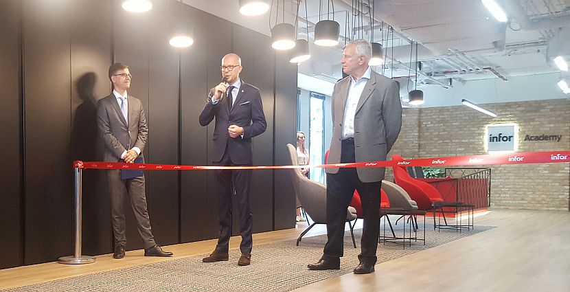 Wiceprezydent Wrocławia Jakub Mazur (w środku) podczas otwarcia nowego centrum