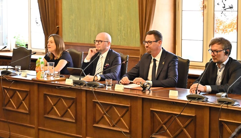<p>W Ratuszu delegację z Saksonii przyjmowali m.in. wiceprezydent miasta Jakub Mazur i przewodniczący rady miejskiej Sergiusz Kmiecik.</p>