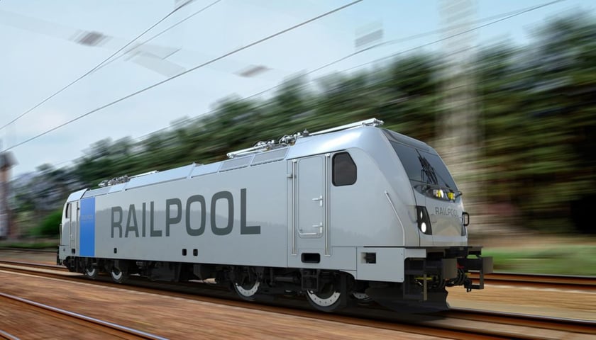 Ilustracja przedstawia wizualizację lokomotywy wielosystemowej Traxx Universal wyposażonej w system Atlas ERTMS firmy Alstom, która zostanie dostarczona dla Railpool.