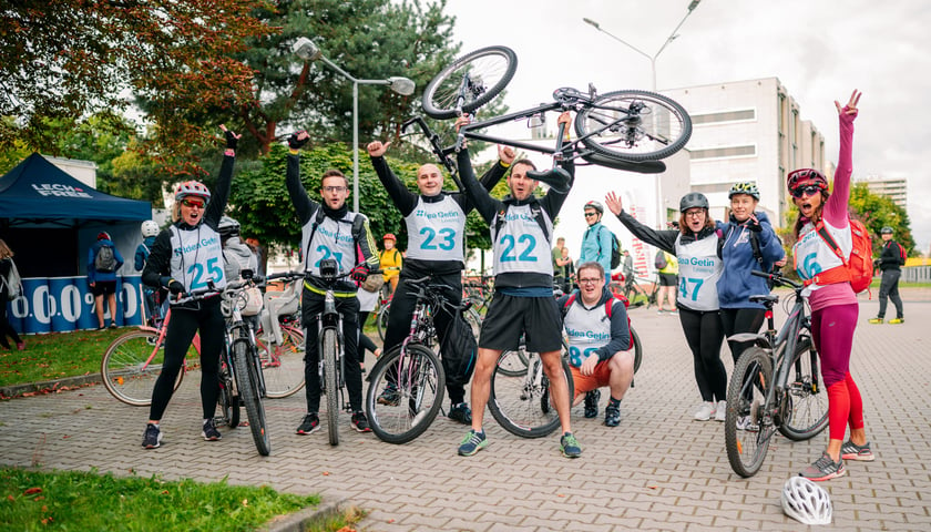 Uczestnicy FRRuuu ze swoimi rowerami, zdjęcie archiwalne