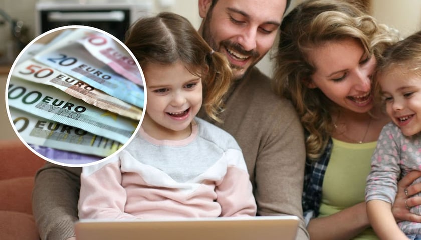Mężczyzna, kobieta i dzieci: dwie dziewczynki patrzą na ekran laptopa. W kółku są banknoty euro. Zdjęcie ilustracyjne