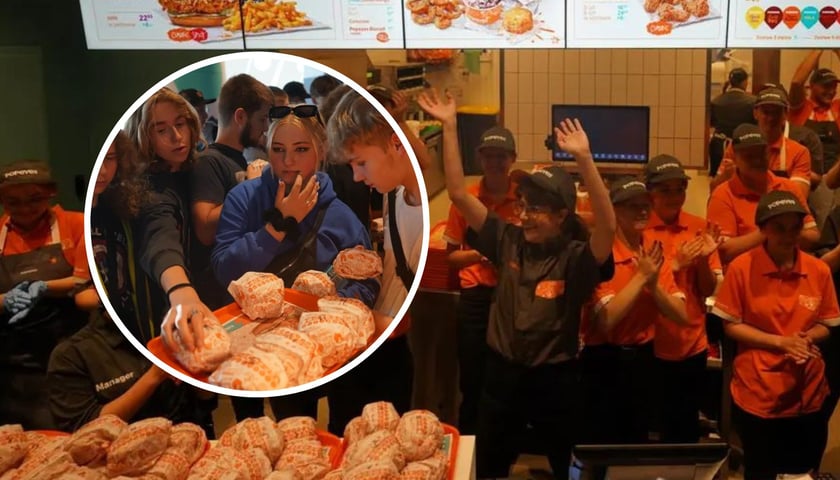 Kobiety i mężczyźni w restauracji Popeyes w Pasażu Grunwaldzkim