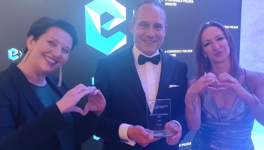 Od lewej strony stoją: Barbara Matkowska-Włosek, dyrektor marketingu TIM SA, Michał Kostrowicki, menadżer ds. Komunikacji Korporacyjnej TIM SA, Patrycja Sass-Staniszewska, prezes Izby Gospodarki Elektronicznej