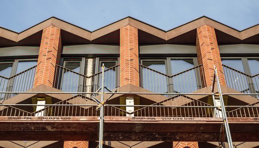Budowa luksusowego apartamentowca przy ul. Bernardyńskiej we Wrocławiu zmierza do końca. Odsłonięto pierwszy gotowy fragment elewacji budynku