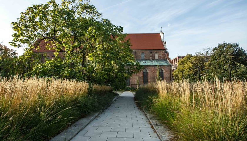 Budowa luksusowego apartamentowca przy ul. Bernardyńskiej we Wrocławiu zmierza do końca. Odsłonięto pierwszy gotowy fragment elewacji budynku