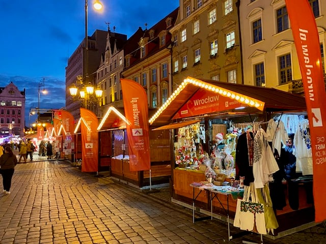 Jarmark Bożonarodzeniowy we Wrocławiu. Na zdjęciu widać domki dla wystawców