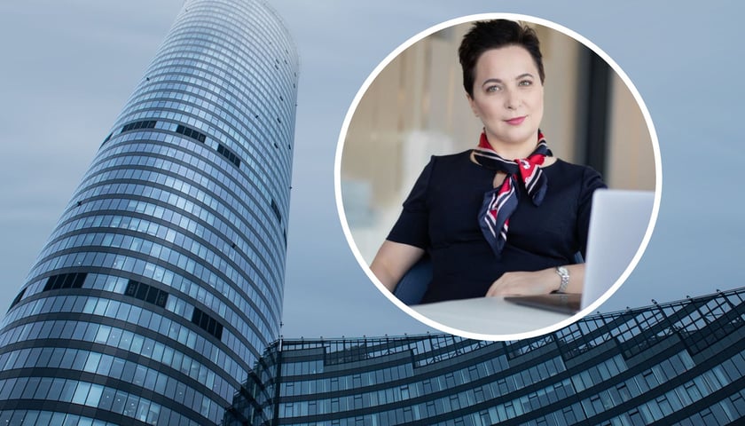 Wieżowiec Sky Tower, w kółku  Agnieszka Muż przy komputerze