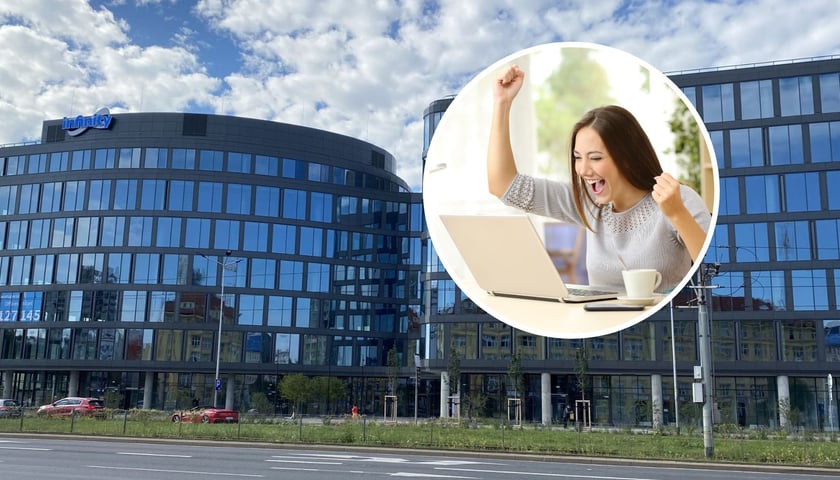 Biurowiec Infinity w kółku kobieta z poniesionymi rękoma patrzy na komputer