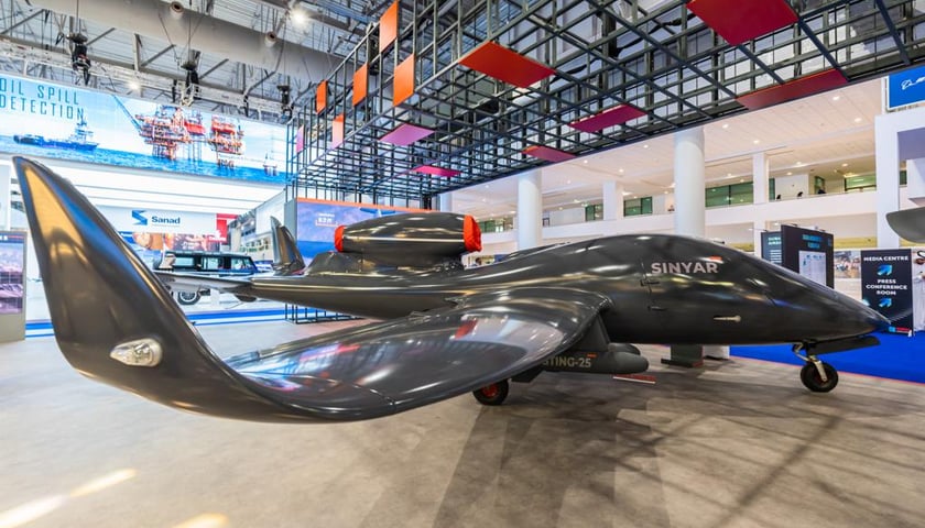 Powiększ obraz: Makieta bojowego bezzałogowca Sinyair, zaprezentowana podczas Dubai Airshow 2023.