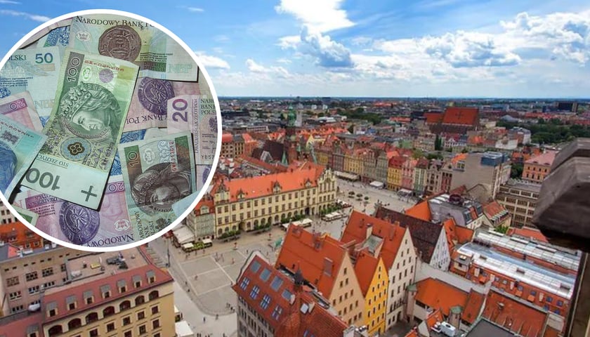 Z lewej w kółku pieniądze, w tle widok na wrocławski Rynek z góry