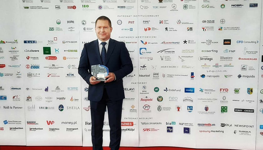 Nagrodę Lidera Rozwoju Regionalnego odebrał Skarbnik Wrocławia, Marcin Urban.