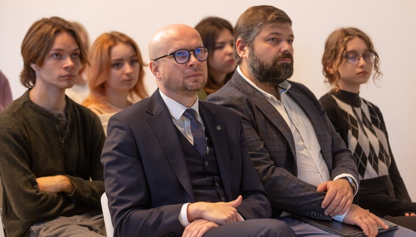 Powiększ obraz: Wiceprezydent Wrocławia i prof. Tomasz Kajdanowicz byli gośćmi seminarium.