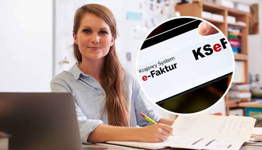 Kobieta siedzi przy biurku, na którym są dokumenty i komputer. Obok smartfon ze stroną systemu e-Faktur KSeF
