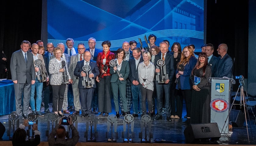 Kobiety i mężczyźni, laureaci konkursu Dolnośląski Klucz Sukcesu za 2023 r.,