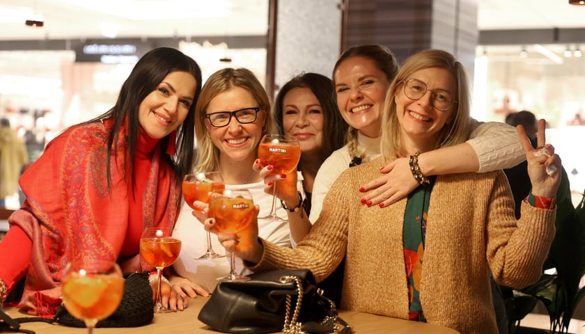 Pięć uśmiechniętych kobiet z kieliszkami w rękach podczas otwarcia Pedetu w Renomie 