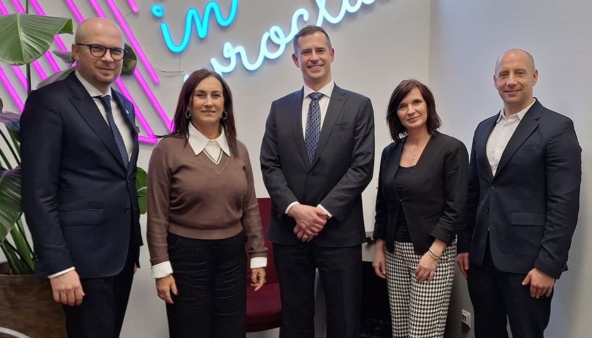 od lewej strony stoją: Jakub Mazur - wiceprezydent Wrocławia, Bella Abrahams - Director of Corporate Affairs & Public Affairs - Intel Israel and EMEA, Gregory Anderson - Assembly/Test Site Manager zakładu Intela w Miękini, Magdalena Okulowska – prezes Agencji Rozwoju Aglomeracji Wrocławskiej, Mieszko Dropinski - Tech Advisor to Intel VP | R&D general management & strategic advisory