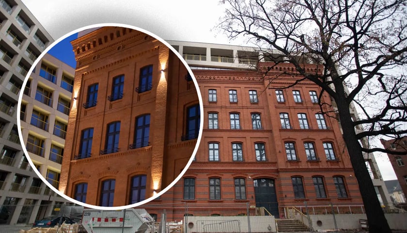 Nowa inwestycja mieszkaniowa powstająca na Nadodrzu, widać jej zabytkową elewację obudowaną nową architekturą, w kółku zaznaczony detal ściany frontowej