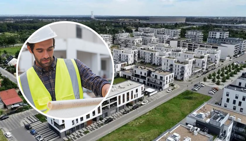 Budynki na osiedlu Nowe Żerniki, zdjęcie lotnicze, w kółku mężczyzna w kasku patrzy na plany budowlane 