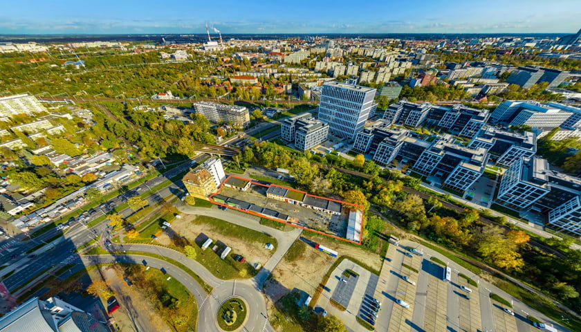 Powiększ obraz: Zdjęcie lotnicze pokazujące miejsce budowy nowej inwestycji mieszkaniowej - Legnicka Vita