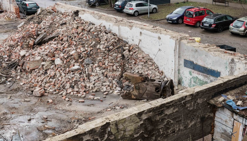 Prace rozbiórkowe starej zabudowy przy ul. Traugutta. W tym miejscu powstanie nowy budynek mieszkalno-biurowy