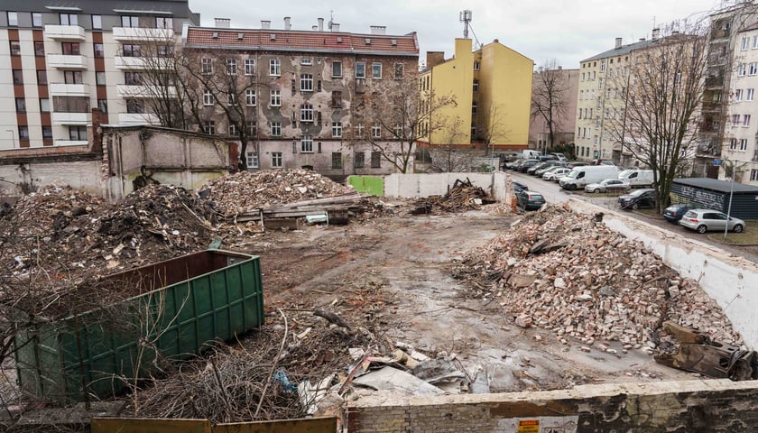 Prace rozbiórkowe starej zabudowy przy ul. Traugutta. W tym miejscu powstanie nowy budynek mieszkalno-biurowy