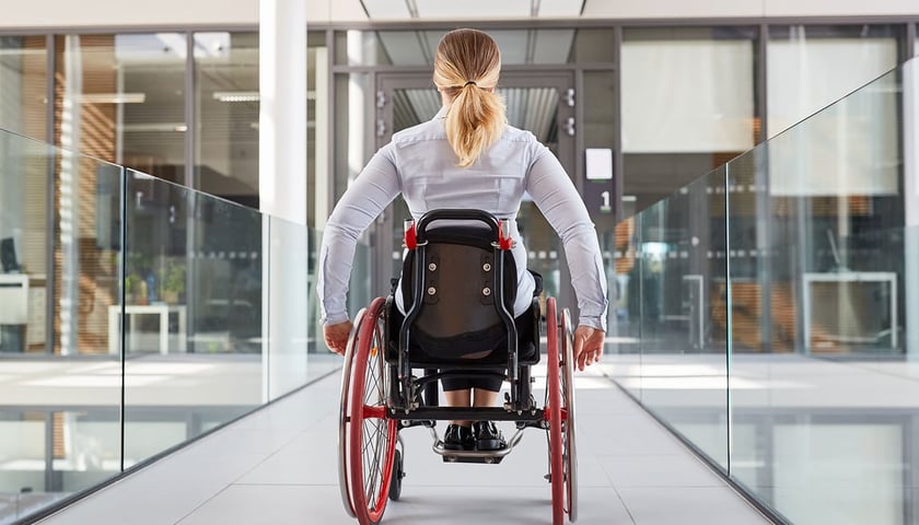 Kobieta na wózku inwalidzkim, zdjęcie ilustracyjne