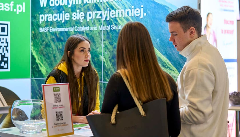 Targi Pracy Talent Days na Tarczyński Arena, 07.03.2024. Na zdjęciu dwójka młodych ludzi przed stoiskiem firmy BASF.