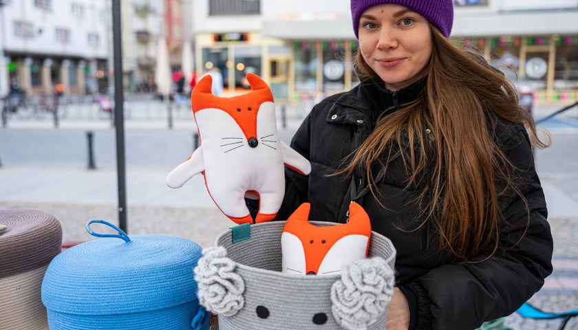 Młoda kobieta na stoisku targowym Ręki Dzieła Fest przy Szewskiej