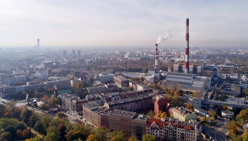 Na zdjęciu lotniczym widać panoramę Wrocławia i budynki Elektrociepłowni Wrocławskich KOGENERACJA