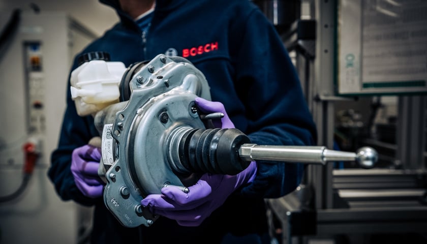 Urządzenie produkowane w fabryce układów hamulcowych Bosch k. Wrocławia, w tle pracownik zakładu