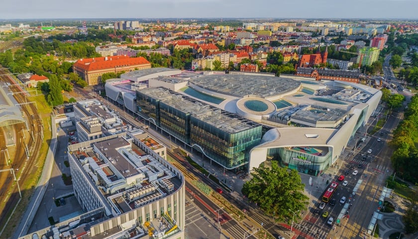 Zdjęcie z lotu ptaka widać budynek Wroclavii