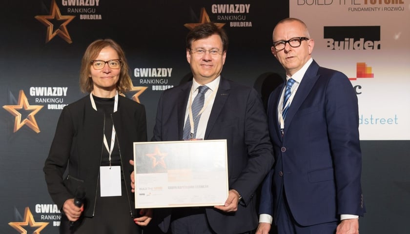 W środku stoi Sławomir Majchrowski, prezes zarządu Grupy Selena, Gwiazdy Rankingu Buildera 2024