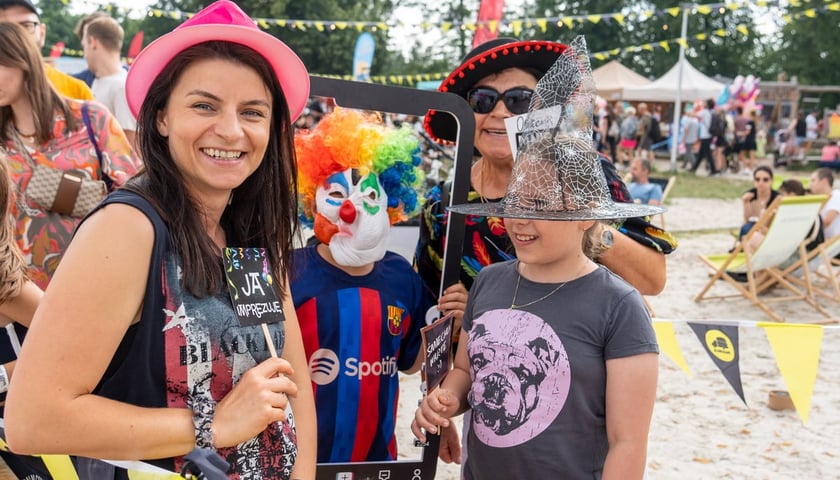 Dwie uśmiechnięte kobiety w kapeluszach i dzieci, Festiwal Pasibrzucha i Strefa Rękodzieła 2023