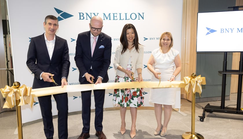 Uroczyste przecięcie wstęgi w nowej wrocławskiej siedzibie BNY Mellon.