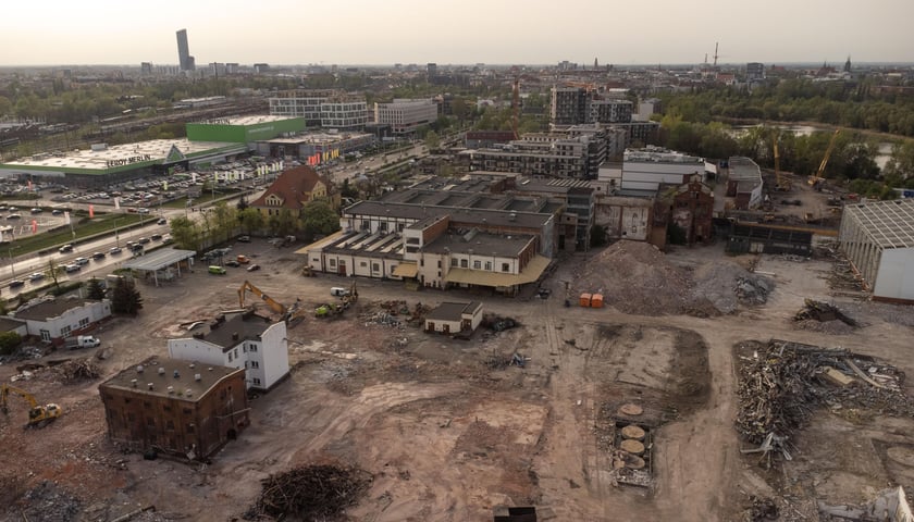 Rozbiórka budynków fabryki Persan (dawnej tam była Pollena) w kwietniu 2024 roku przy ul. Krakowskiej