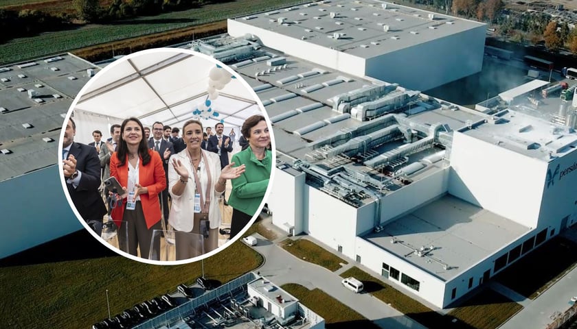 Zdjęcie lotnicze hal produkcyjnych Persan pod Wrocławiem, w kółku kobiety i mężczyźni podczas otwarcia fabryki Persan
