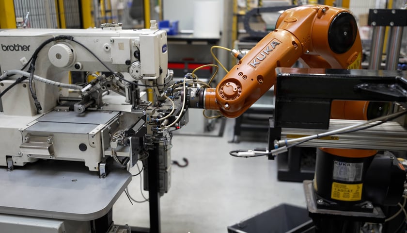 Robot pracujący w fabryce