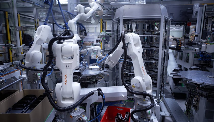 Robot pracujący w fabryce