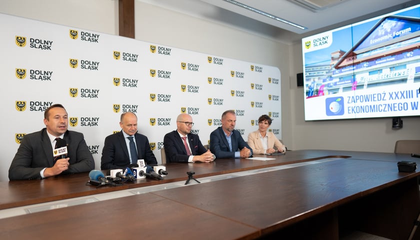 Uczestnicy konferencji dotyczącej Forum Gospodarczego w Karpaczu